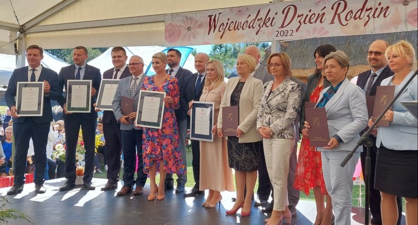 Pogoda , Wojcieszków gminą przyjazną seniorom Wójt Agnieszka Cieślak odebrała nagrodę - zdjęcie, fotografia