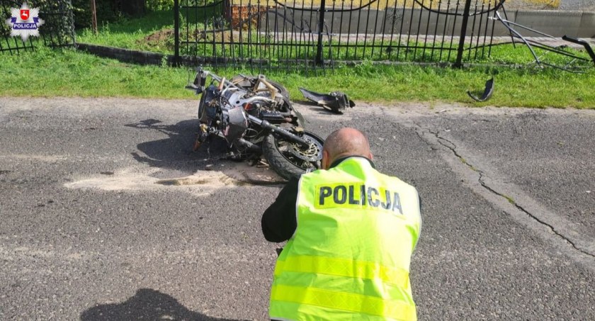 Wypadki, Śmierć motocyklisty latek uderzył ogrodzenie budynek - zdjęcie, fotografia