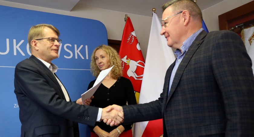 Biznes , Zespole Szkół Radoryżu powstanie nowoczesna strzelnica Podpisano umowę - zdjęcie, fotografia