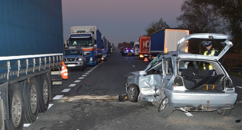 Wypadki, Uderzył ciężarówkę Pasażerów trzeba było wycinać rozbitego wraku - zdjęcie, fotografia