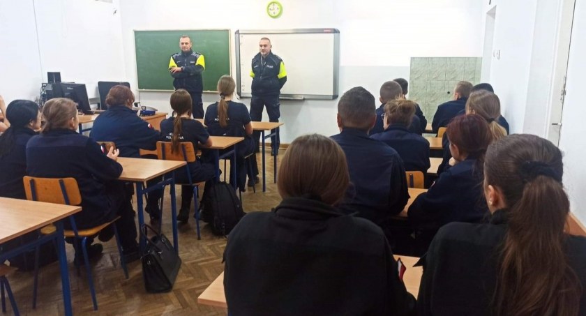 Policja, Młodzież Zespołu Szkół Radoryżu będzie świecić przykładem - zdjęcie, fotografia
