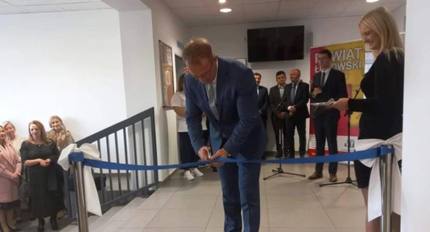 Wstęgę przecina Mariusz Furlepa dyrektor szpitala św. Tadeusza w Łukowie 