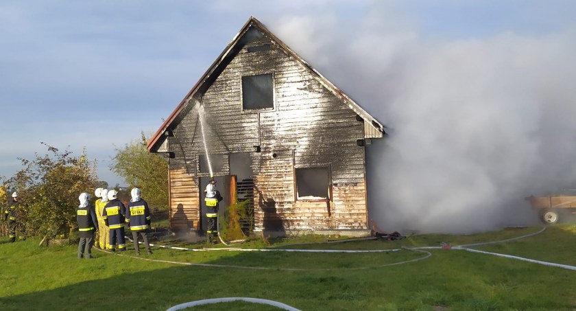 Straż Pożarna, Gasili pożar stajni Usuwali plamę jezdni Pracowity piątek Dąbie - zdjęcie, fotografia