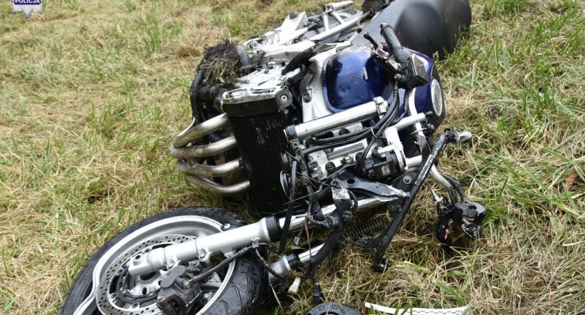 Wypadki, Motocyklista uderzył drogowy walka życie - zdjęcie, fotografia