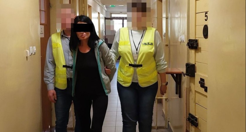 Policja, Matka znęcała letnią córką Trafiła aresztu - zdjęcie, fotografia