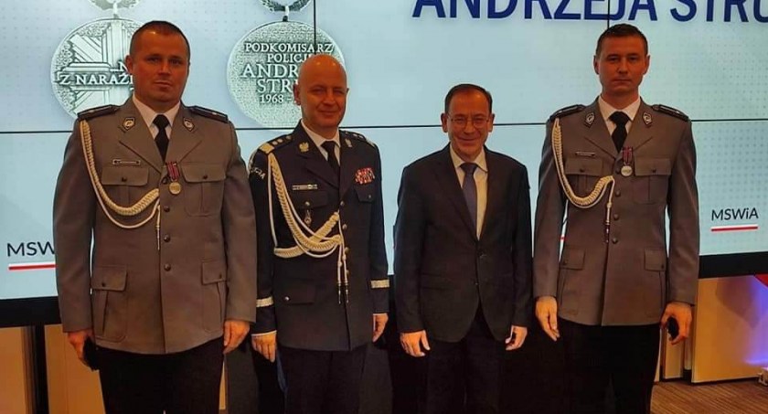 Dzielnicowi z łukowskiej komendy w miniony poniedziałek znaleźli się we właściwym miejscu i czasie. Patrolując swój rejon zauważyli pożar mieszkania. Weszli do środka i ewakuowali schorowanego mężczyznę. Następnie przy użyciu gaśnicy z radiowozu starali się opanować ogień. Wspólnie ze strażakami spr