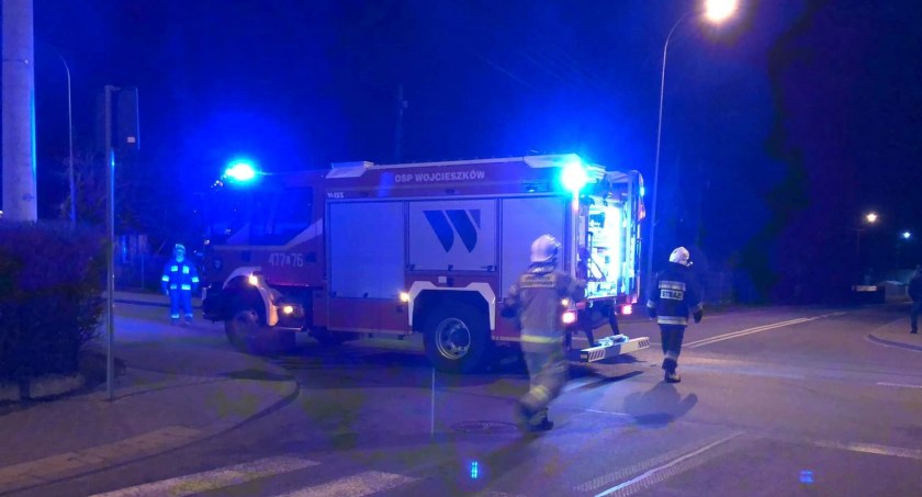 Druhowie OSP Wojcieszków usuwają plamę oleju z jezdni!