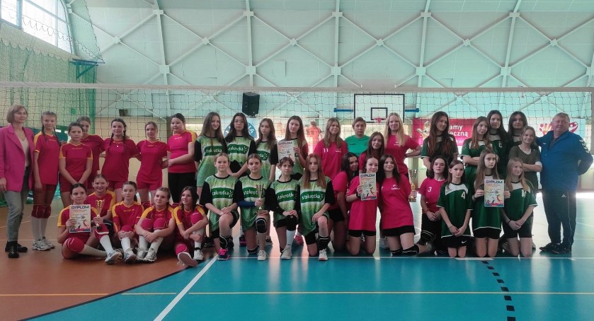 W finale siatkarki z „Czwrótki” pokonały 2:0 w setach (25:12, 25:20) drużynę Szkoły Podstawowej w Wojcieszkowie. 