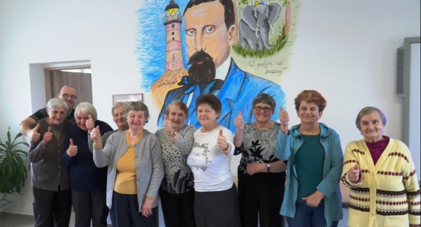Panie z Klubu Seniora w Woli Burzeckiej z redaktorem Łukaszem Prusakiem