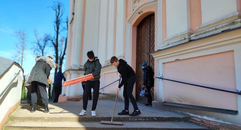 Kościół i Religia, Porządkowali Kościół Podwyższenia Krzyża Łukowie przygotowanie bierzmowania (ZDJĘCIA) - zdjęcie, fotografia