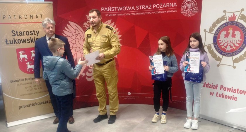 Laureaci odebrali nagrody od kpt. Konrad Turski zastępcy komendanta PSP w Łukowie i starosty Janusza Kozioła