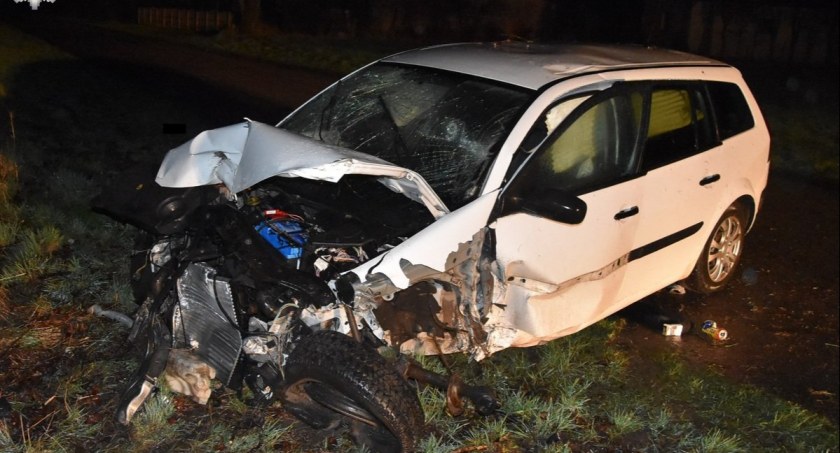 Wypadki, Pijany kierowca renault uderzył drzewo! Zobacz miał promili! - zdjęcie, fotografia