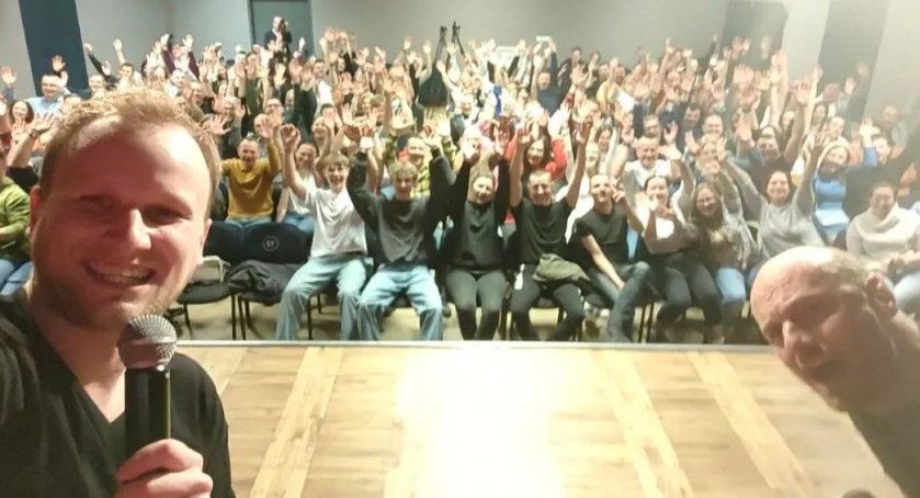 Maciej Brudzewski podczas występu w Łukowskim Ośrodku Kultury 