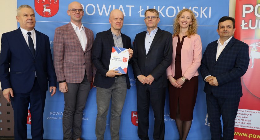 Władze powiatu z przedstawicielami Stowarzyszenia Rowerowy Łuków 