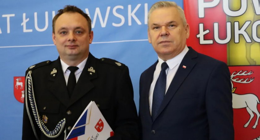 Umowę odebrał Jacek Krzyszczak z OSP Trzebieszów. Na zdjęciu z Władysławem Karasiem