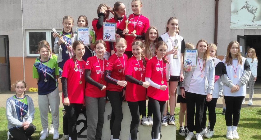 Powiatowy Szkolny Związek Sportowy w Łukowie zorganizował w piątek, 14 kwietnia  w Adamowie Finał Rejonu Bialskiego w drużynowych biegach przełajowych dziewcząt i chłopców 