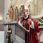 Galeria pokazuje uroczystość bierzmowania młodzieży z Łukowa. Sakramentu udzielił...
