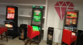 NALEOT NA JASKINIĘ HAZARDU W ŁUKOWIE! Mundurowi weszli z impetem. Nastolatka w rękach policji, chcą ją wyrzucić z Polski!