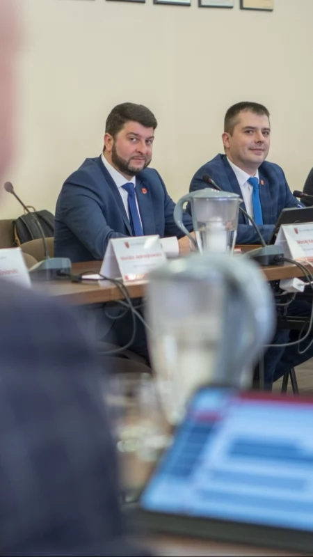 Ulice Łukowa nie wytrzymują ciężaru tirów. Radni domagają się zmian dla dobra mieszkańców
