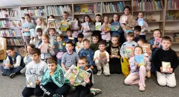 Książkowy przełom w Trzebieszowie. Drugoklasiści z Dębowicy wzięli bibliotekę szturmem!