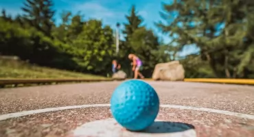 Mini-golf nową atrakcją letniej pływalni. Czerwiec pod znakiem sportowych emocji