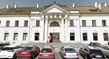 Dworcowy bałagan i „wyścigi” pod szkołą. Burmistrz Płudowski o interwencjach mieszkańców