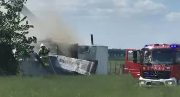Groźny pożar w Zofiborze. Ogień zagraża zakładowi stolarskiemu, na miejscu liczne siły straży pożarnej