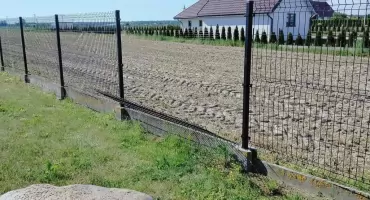 Wstyd w Sarnowie. Ktoś zdewastował i zanieczyścił teren przy świetlicy wiejskiej