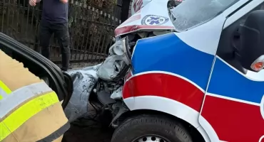 Dramat w Wiśniewie: Karetka z pacjentem wbita w ogrodzenie. Na miejscu lądował śmigłowiec LPR