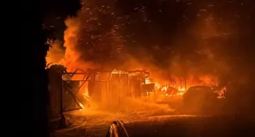 Nocna walka z żywiołem w Adamowie. Spłonął budynek i trzy samochody [NOWE FAKTY]