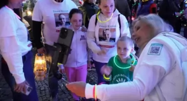 Łuków rozbłysnął tysiącami świateł! Mieszkańcy przeszli dziś w marszu solidarności dla dzieci z DMD