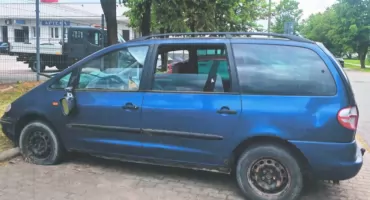 Wrak Forda na osiedlu Sienkiewicza w Łukowie. Radny żąda pilnego usunięcia auta z ul. Nowowiejskiego