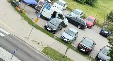 Mieszkańcy oburzeni: Parking przy ul. Partyzantów zamienia się w autokomis i targowisko