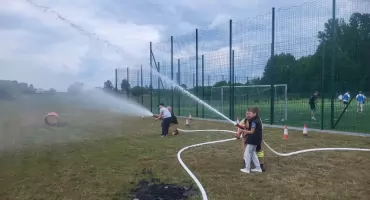 Nauczyciele na parkiecie, strażacy w akcji! Tak Sarnów świętował Dzień Dziecka [ZDJĘCIA]