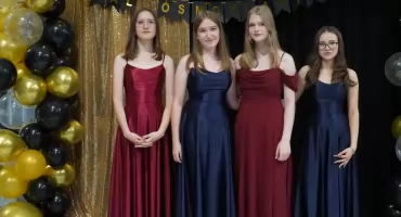 Polonez w muzeum! Absolwenci z Adamowa zachwycili na swoim balu [ZDJĘCIA + WODEO]