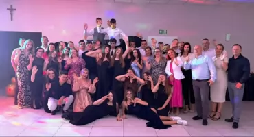 Wyjątkowy bal ósmoklasisty w Dębowicy pełen tańca i wspomnień (FOTO + WIDEO)