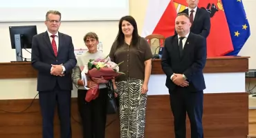 Kiedy sztuka wkracza na sesję rady: Jadwiga Osial i jej kolorowy świat