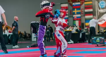 Chłopak z gminy Krzywda przywiózł worki medali z Kielc. Leon rozbił bank na turnieju kickboxingu