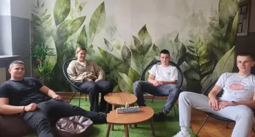 Zamiast narzekać na nudne korytarze, wzięli się do roboty. Młodzież z Radoryża Smolanego urządziła szkołę po swojemu