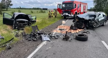 KARAMBOL NA KRAJÓWCE! Trzy roztrzaskane auta, ranni i zablokowana droga. Czarna seria pod Łukowem trwa!