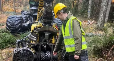 Nastolatkowie z Adamowa za sterami leśnych gigantów. Szkoła daje uczniom fach wart tysiące złotych