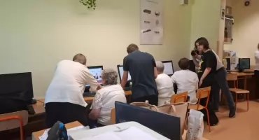 Reymont łączy pokolenia. Młodzi uczyli seniorów cyfrowego świata
