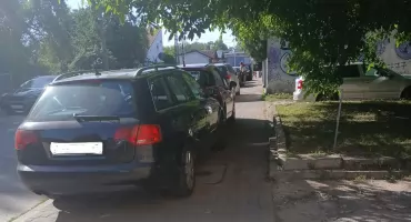 Oblężenie basenu i paraliż na Browarnej. Kierowcy blokowali bloki, choć pod urzędem były wolne miejsca!