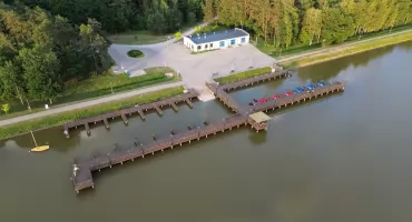 Zalew Zimna Woda walczy z upałami. Dlaczego ubywa wody? Dyrektor OSiR wyjaśnia