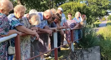 Magiczna noc nad rzeką: Seniorzy ze Starych Kobiałek powitali lato podczas „Wianków nad Świdrem”