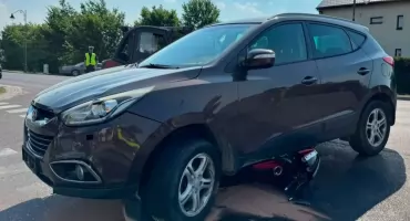 Chwile grozy na drodze! Motocykl wpadł pod koła auta, kierowca w szpitalu