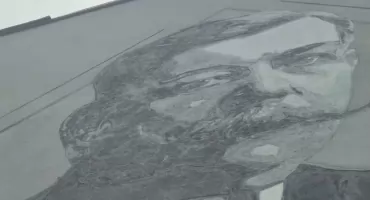 „Bronek” wrócił z sanatorium! Słynny mural znów zdobi ścianę łukowskiej „Czwórki”