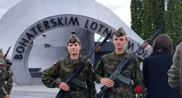 Dumne absolwentki z Radoryża Smolanego złożyły przysięgę wojskową. Wyjątkowe wyróżnienie dla jednej z nich!