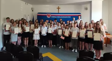 Sukcesy młodych talentów. Wójt Gminy Wojcieszków wręczył nagrody najzdolniejszym uczniom [LISTA NAZWISK]