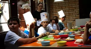 Kuchnia pełna mąki i roboty, które słuchają rozkazów. Tak wyglądał piątek z „Summer Time ŁOK”